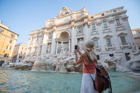 (Image)-image-Italie-Rome-Femme-photographiant-la-Fontaine-de-Trevi-is_1094285832.jpg - Photo