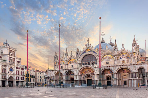 (Image)-image-Italie-Venise-Place-Saint-Marc-basilique-et-tour-de-l-horloge-as_231740946.jpg - Photo