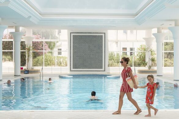 femme et enfant devant piscine intérieure - Photo