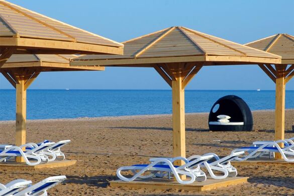 plage avec transats et parasols - Photo