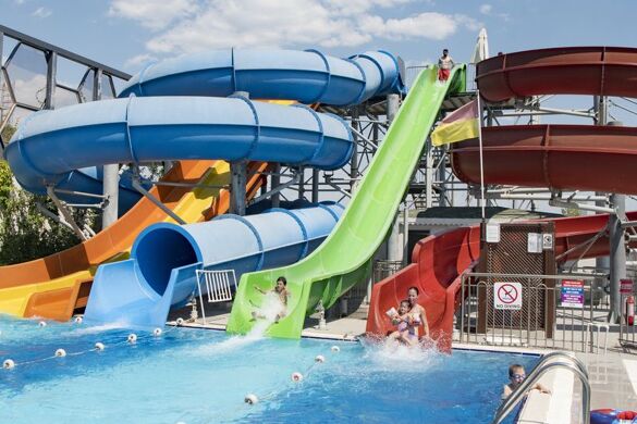 piscine avec toboggan - Photo