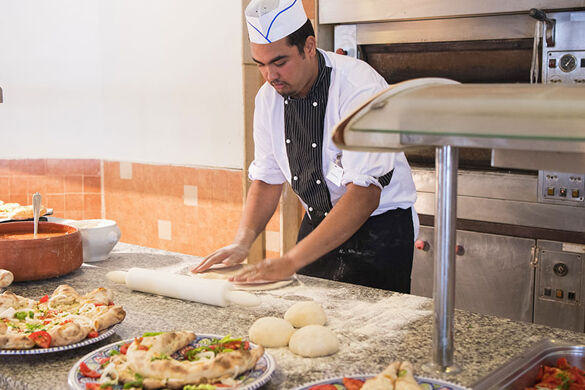 cuisinier préparant pâte à pizza - Photo