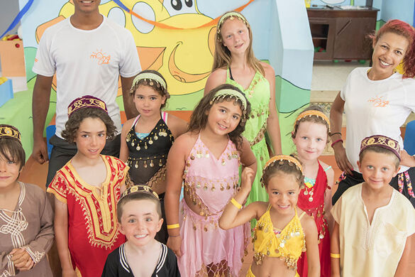 groupe d'enfants en tenue tunisienne - Photo