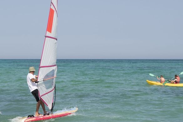 personne faisant de la planche à voile - Photo