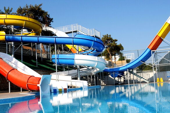 piscine avec toboggans - Photo